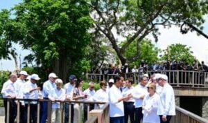 Sejumlah Pemimpin Negara G 20 yang sedang mengikuti kegiatan penanaman pohon mangrove