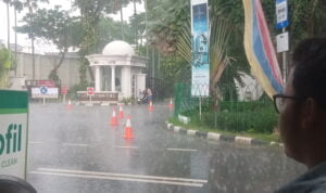 Melaju Secara Perlahan