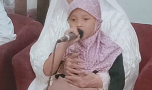 Pembina PPDI Kota Depok Ibunda DR Ir. Hj Ayu Alawiyah Aljufri., M.Si bersama Atasya ABK dengan Ragam Daksa dalam Pangkuan