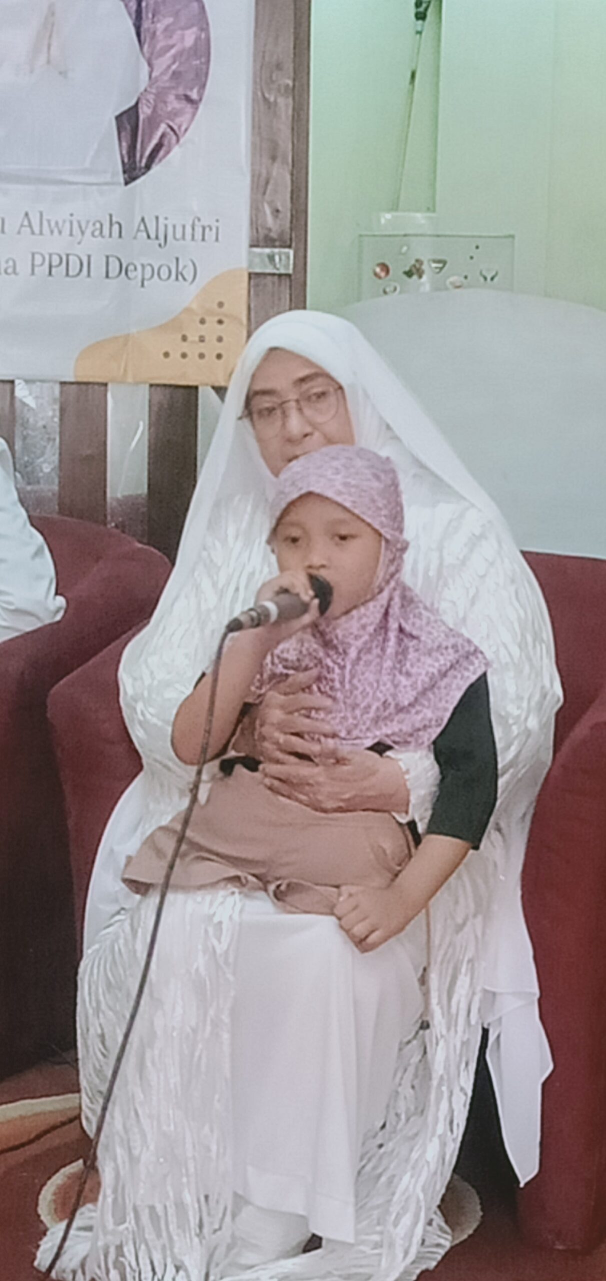 Pembina PPDI Kota Depok Ibunda DR Ir. Hj Ayu Alawiyah Aljufri., M.Si bersama Atasya ABK dengan Ragam Daksa dalam Pangkuan