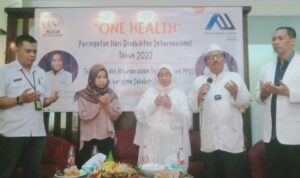 drh Novi Ratna Hutami di tengah berbusana Warna Coklat bersama Para Narasumber serta Pembina PPDI Kota Depok