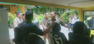 Arifin Kasatpol PP DKI Jakarta Pada saat Meninjau Peraga EduFair