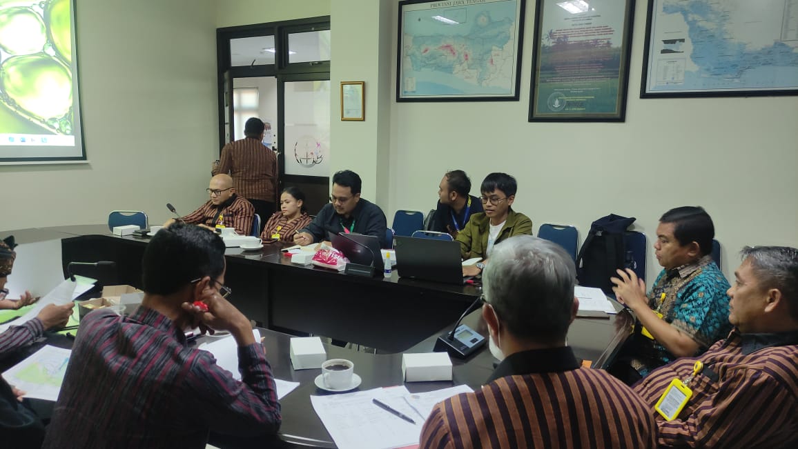 Diskusi lanjutan antara LindungiHutan, Fairatmos, dan stakeholder terkait di Kantor Pertanahan ATR/BPN Kabupaten Cilacap.
