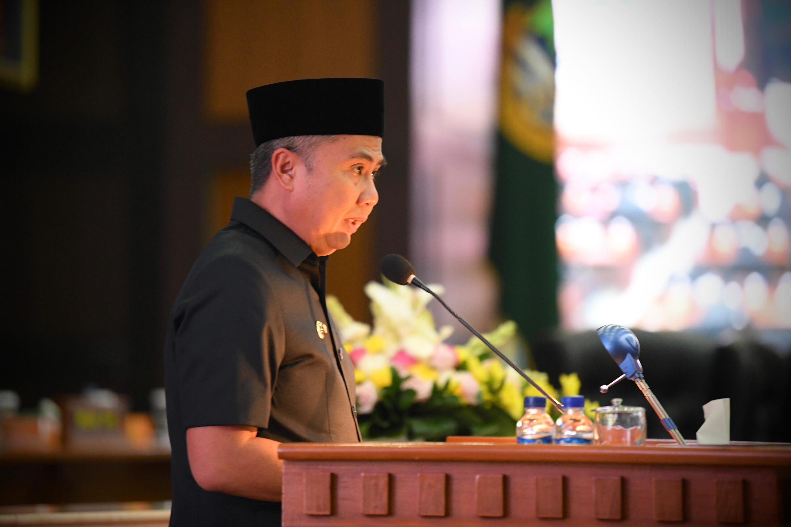 Caption:Penjabat Gubernur Jawa Barat Bey Machmudin menghadiri Rapat Paripurna DPRD Jabar dengan agenda Pandangan Umum Fraksi atas ranperda APBD 2024 di Kota Bandung, Selasa (26/10/2023).(Foto: Biro Adpim Jabar)