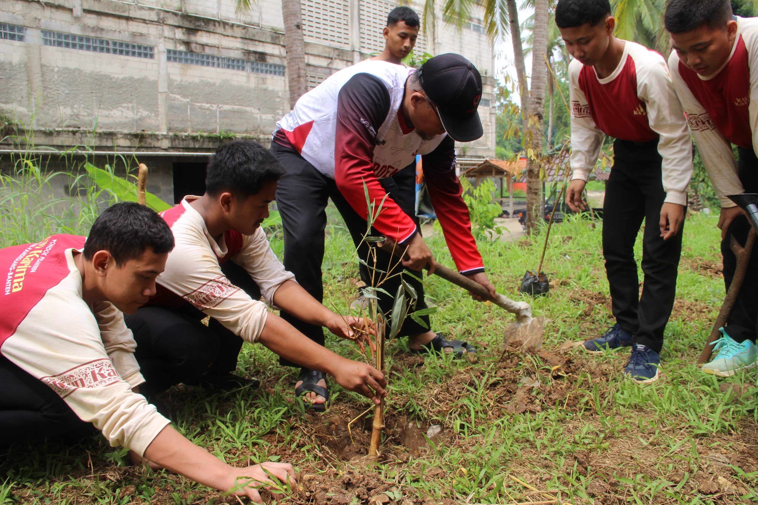 Pimpinan Pondok Pesantren Kun Karima Pandeglang Banten Kiai Soleh bersama santri melakukan penanaman bibit bambu kuning di pinggir sungai pesantren (23/11)