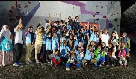 Kontingen FPTI Jakarta Timur Meraih Juara Umum Kejurprov Panjat Tebing DKI