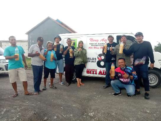 Siti Aisah S. Pd. Caleg dari Partai Persatuan Pembangunan ( PPP ) Dapil Jateng IX No. Urut 8 menyambangi para petani yang menjadi konstituennya di lahan Perkebunan Bawang Kabupaten Brebes, Jawa Tengah