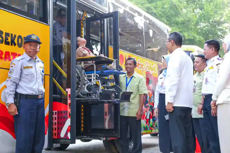 PJ Gubernur DKI Jakarta Heru budi Hartono Pada Saat Resmikan Bus Sekolah Untuk Penyandang Disabilitas
