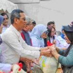 Pj Gubernur DKI Heru Budi Membagikan Sembako Murah