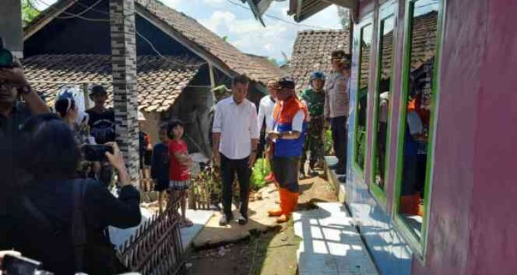 PJ Gubernur Jabar Kunjungi Korban Gempa Di Cilawu Garut