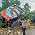 Petugas tengah mengatur lalu lintas pada kecelakaan bus Rosalia bersenggolan dengan truk.