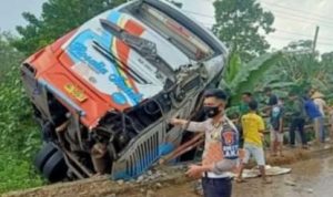 Petugas tengah mengatur lalu lintas pada kecelakaan bus Rosalia bersenggolan dengan truk.