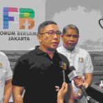 Budi Siswanto (Baju Hitam) Koordinator Forum Bersama Jakarta (FBJ) Pada Saat Konfrensi Pers Dukungan Anies Baswedan Maju Pilkada Jakarta