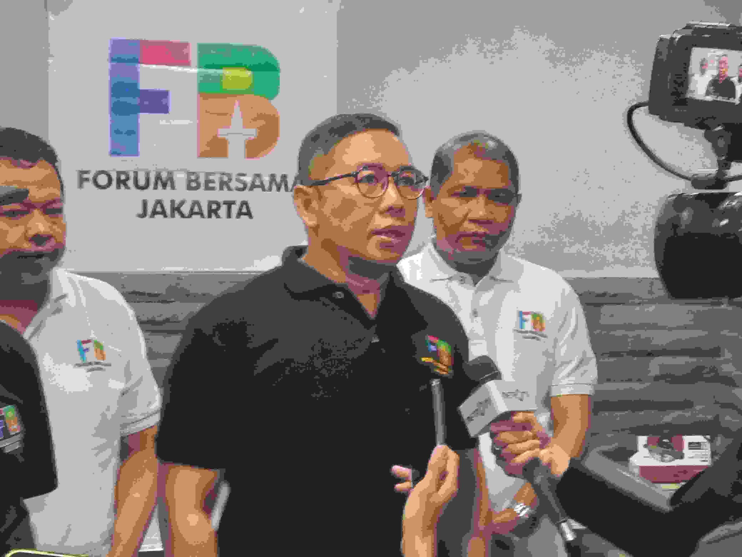 Budi Siswanto (Baju Hitam) Koordinator Forum Bersama Jakarta (FBJ) Pada Saat Konfrensi Pers Dukungan Anies Baswedan Maju Pilkada Jakarta