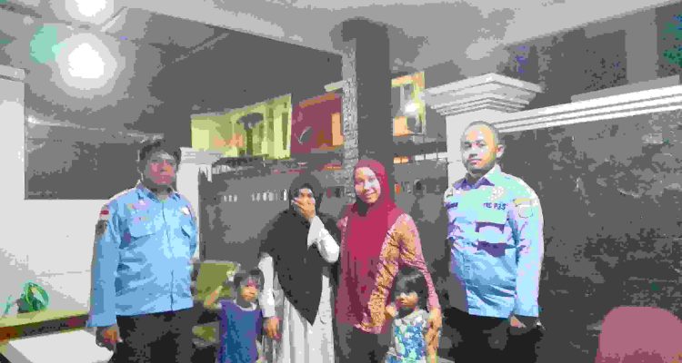 Pendanpingan PPDI kepada Ibu Hallimah Disabilitas Tuna rungu (Krudung Hitam) dan Kedua anak Beserta Petugas TRC P3S Kota Jakarta Timur