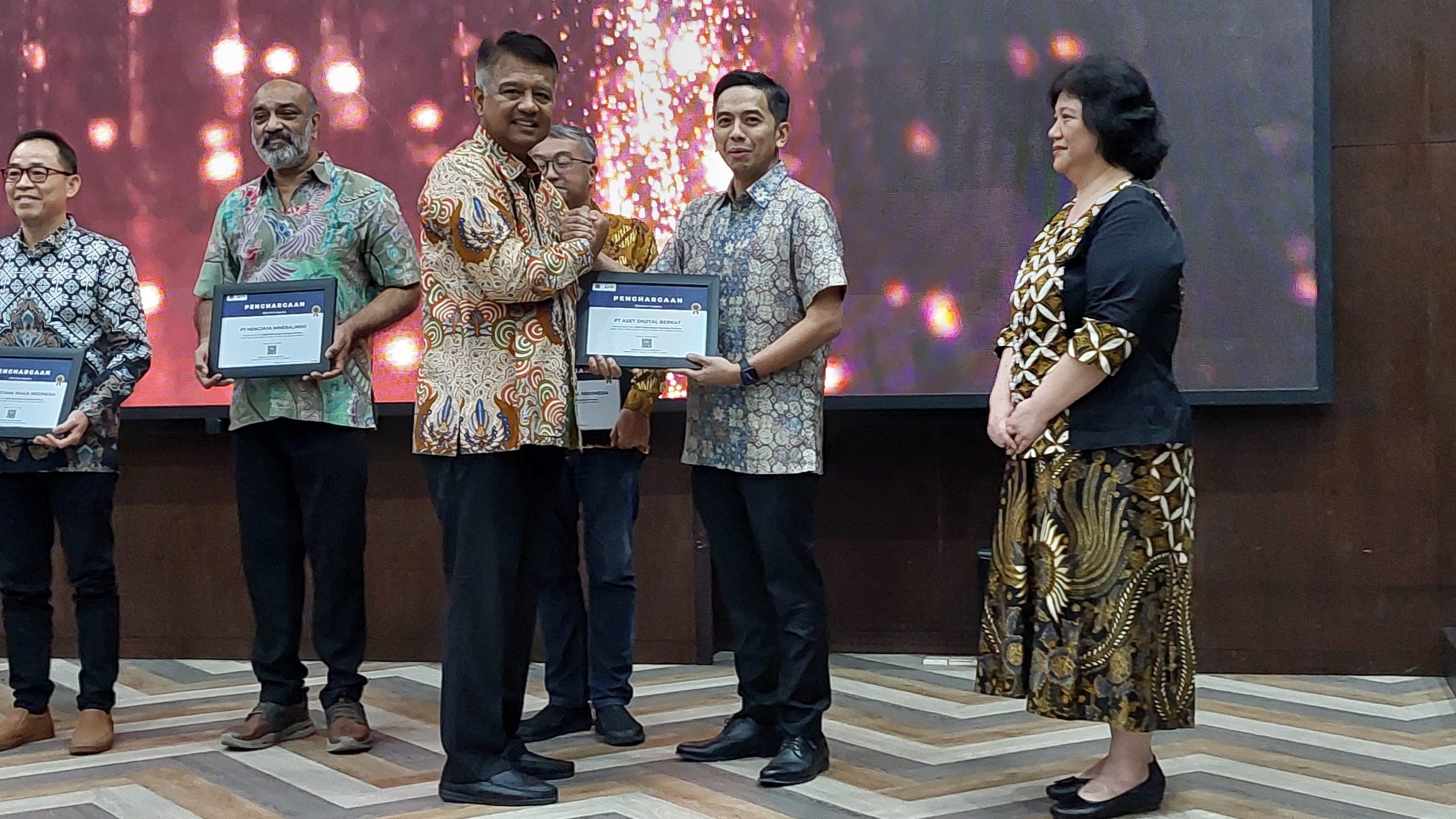  Penghargaan diserahterimakan kepada CEO Tokocrypto, Yudhono Rawis oleh Kepala Kanwil DJP Jaksel I, Dionysius Lucas Hendrawan di Jakarta, pada 6 Juni 2024.  Sumber: Tokocrypto.