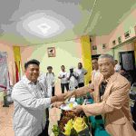 Pemberian Nasi Tumpeng Dari Ketua BEM Ricard Achmad Suprianto Kepada Ketua STIH Prof Gayus Lumbun Dr.Maman Suparman, SH.MH.CN