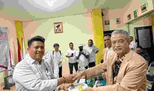 Pemberian Nasi Tumpeng Dari Ketua BEM Ricard Achmad Suprianto Kepada Ketua STIH Prof Gayus Lumbun Dr.Maman Suparman, SH.MH.CN