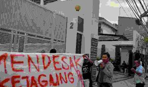 Aksi Menyatakan Pendapat Solidsritas Pemuda Jakarta Depan Kantor PT. Sugar Labinta