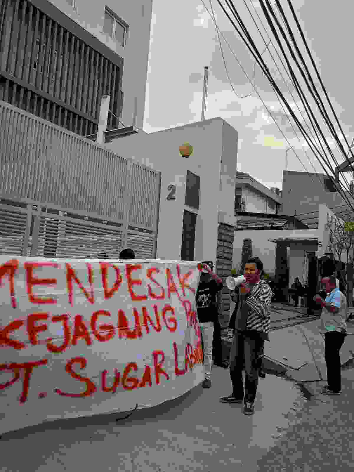 Aksi Menyatakan Pendapat Solidsritas Pemuda Jakarta Depan Kantor PT. Sugar Labinta