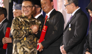 Walikota Administrasi Jakarta Selatan, Munjirin saat menerima Penghargaan Manggala Karya Kencana,di Merapi Grand Ballroom-PRPP, Semarang, Jawa Tengah, Jum’at malam (28/6/2024)