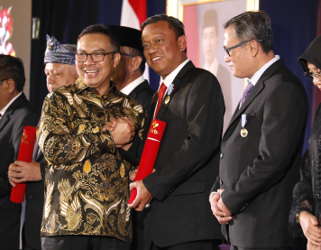 Walikota Administrasi Jakarta Selatan, Munjirin saat menerima Penghargaan Manggala Karya Kencana,di Merapi Grand Ballroom-PRPP, Semarang, Jawa Tengah, Jum’at malam (28/6/2024)