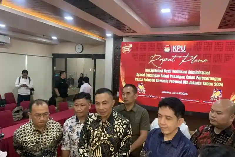 Bakal Calon Gubernur dan Wakil Gubernur Indpenden di Pilkada DKI Jakarta Komjen Pol (purn) Dharma Pongrekun dan Kun Wardhana usai Rapat Pleno di KPU Jakarta pada Rabu (10/7/2024)