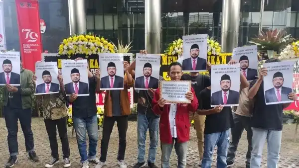 Aksi Gerakan Aktivis Mahasiswa UBK Bersatu (GAMBU) melaporkan Menag, Yaqut Qoulik Choumas ke KPK (31/7/24) Kuningan Jakarta Selatan