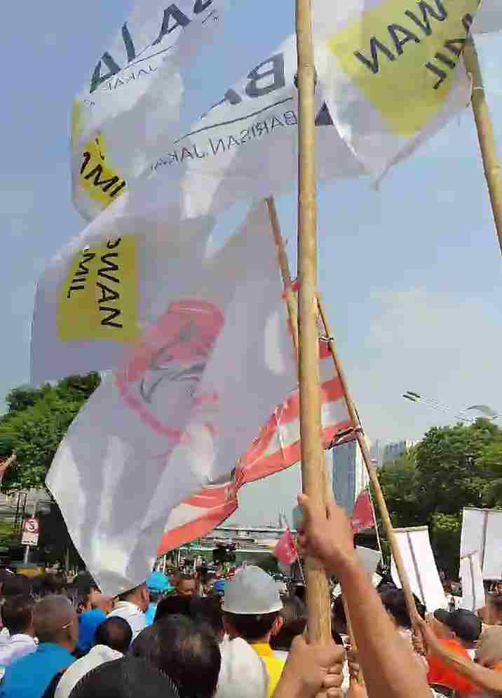 Bendera Baja RK Berkibar Mengawal Pasangan RK & Suswono Mendaftar Di KPU