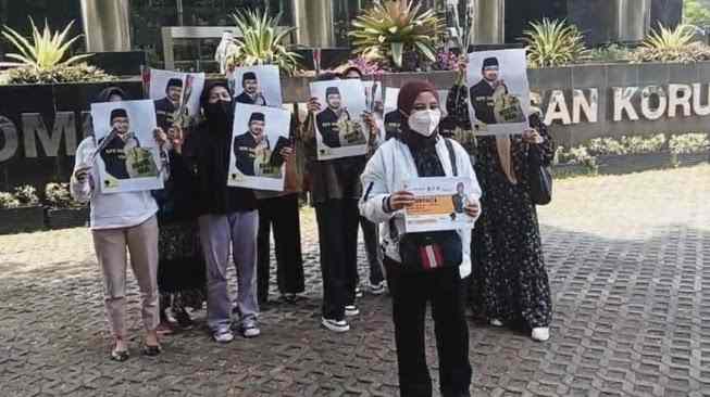 Aksi Jaringan Perempuan Indonesia Melaporkan Menag Yaqut Choli Qouma Ke KPK Terkait Korupsi Kuota Haji