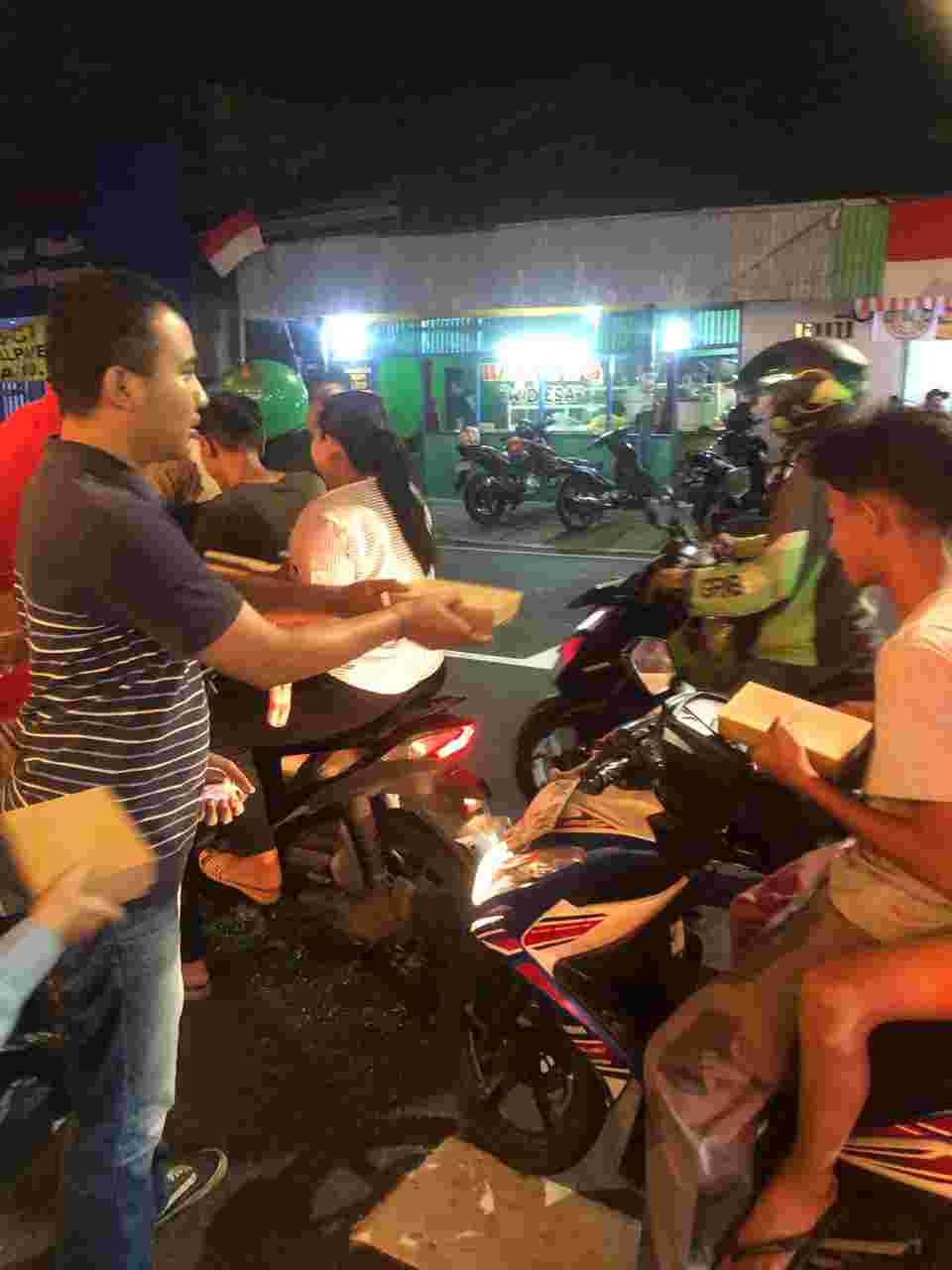 Pengurus DPD KNPI DKI Jakarta Berbagi Makan Gratis 