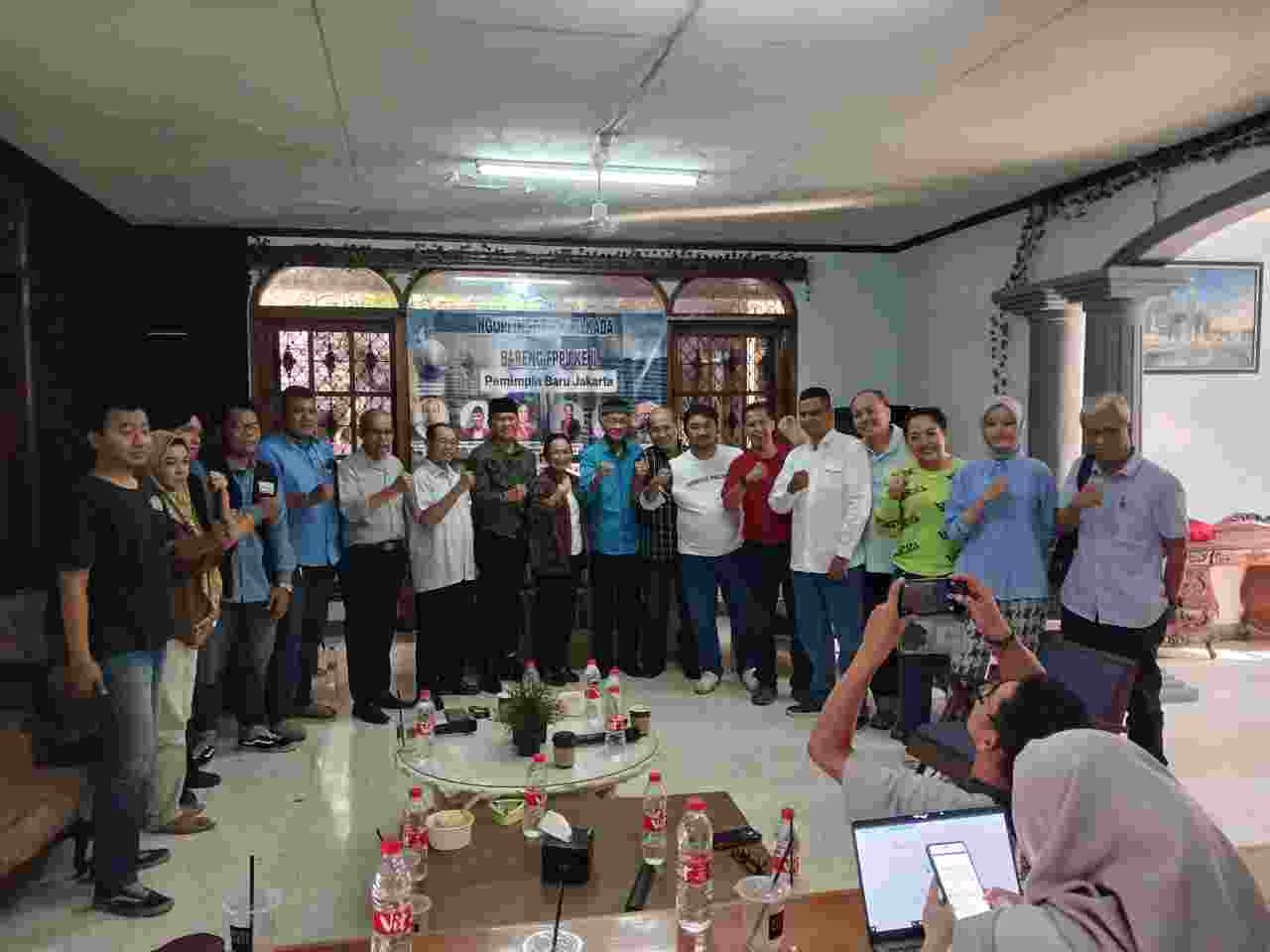 Photo Bersama Peserta Dan Narasumber Ngopi (Ngobrol Pilkada) Bersama FPPJ Season II Pemimpin Baru Kemang Timur, Jakarta Selatan