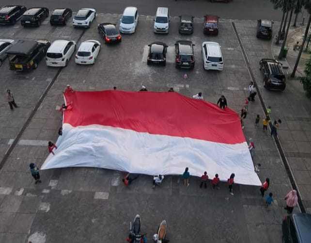 Bendera Merah Putiih Ukuran 7x25 Meter Yang Siap Di Betangkan Para Sispala Jakarta