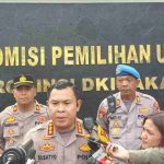 Kombes Pol. Susatyo Purnomo Condro Kapolres Metro Jakarta Pusat memberikan keterangan terkait pengamanan, Rabu (28/8/2024), di depan Kantor KPUD Jakarta. 