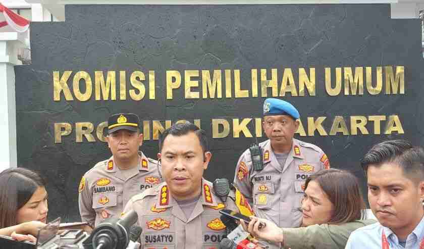 Kombes Pol. Susatyo Purnomo Condro Kapolres Metro Jakarta Pusat memberikan keterangan terkait pengamanan, Rabu (28/8/2024), di depan Kantor KPUD Jakarta. 