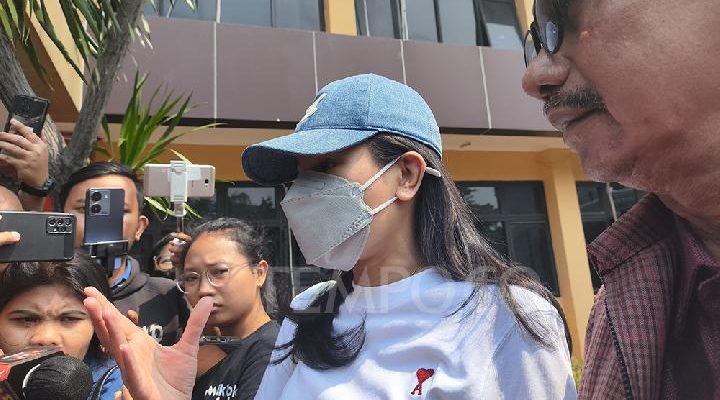 Nikita Mirzani Pada Saat Di Temui Polrest Jakarta Selatan