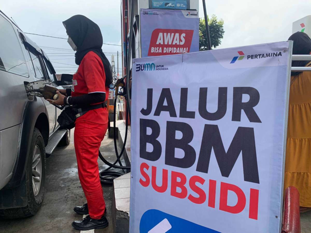 (ILUSTRASI) Warga Membeli BBM Bersubsidi Pada SPBU