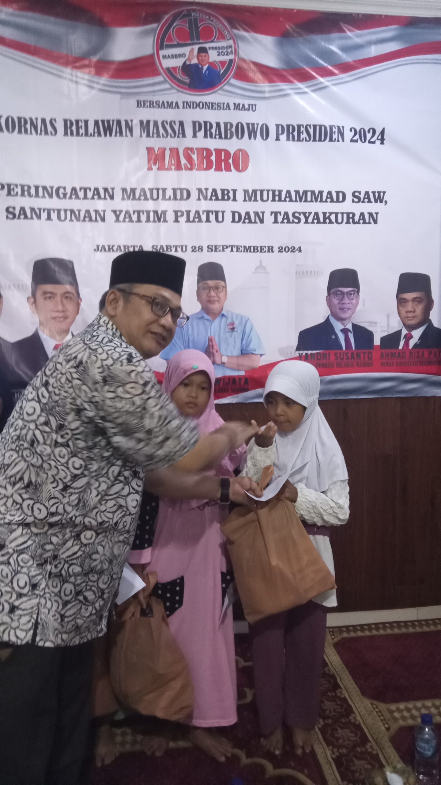 Ketua Umum Kornas Masa Prabowo (MASBRO) Benny Wijaya Pada Saat Memberikan Santunan Anak Yatim Piatu