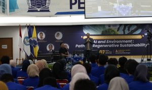 Narasumber : Prof.Dr.ing.Ir. Widodo Brontowiyono, M.Sc. (Guru Besar Fakultas Teknik Lingkungan Universitas Islam Indonesia) dan Eric Julianto (praktisi AI dari Braincore.id) tengah memaparkan materi