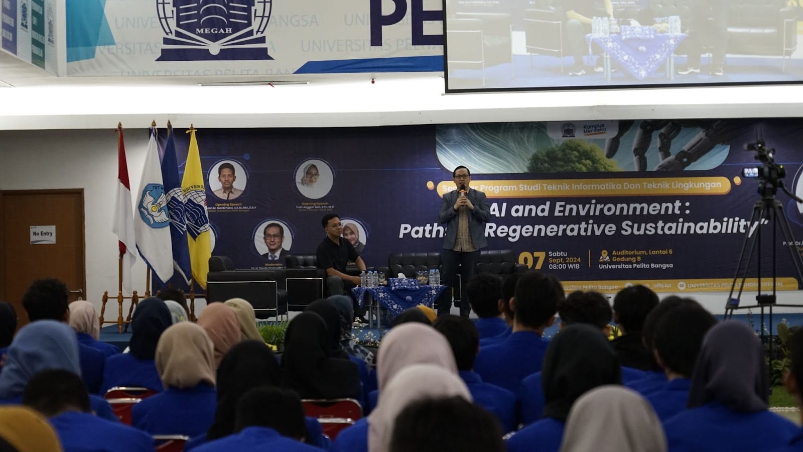 Narasumber : Prof.Dr.ing.Ir. Widodo Brontowiyono, M.Sc. (Guru Besar Fakultas Teknik Lingkungan Universitas Islam Indonesia) dan Eric Julianto (praktisi AI dari Braincore.id) tengah memaparkan materi