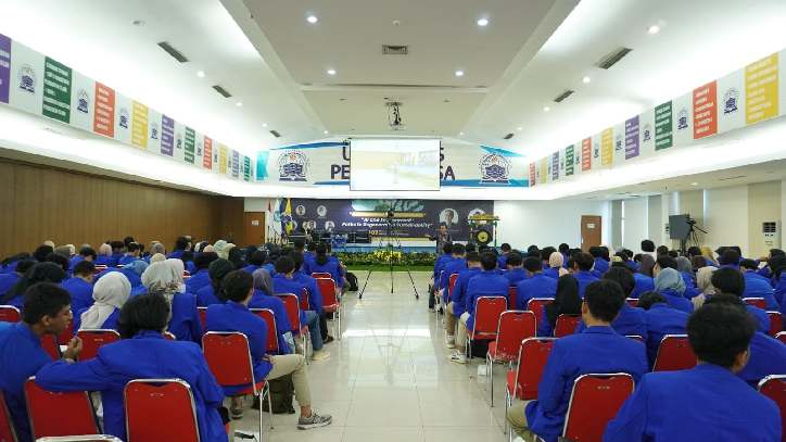 Narasumber Prof.Dr.ing.Ir. Widodo Brontowiyono, M.Sc. (Guru Besar Fakultas Teknik Lingkungan Universitas Islam Indonesia) dan Eric Julianto (praktisi AI dari Braincore.id) tengah memaparkan materi