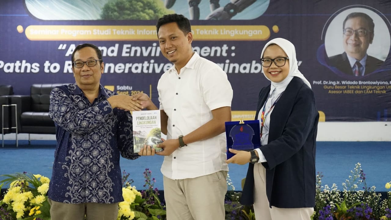 Penyerahan cinderamata dari Dekan dan Wakil Dekan Fakultas Teknik, Ibu Putri Anggun Sari, S. Pt., M. Si. dan Bapak Dodit Ardiatma S.T., M. Sc., ke narasumber Prof. Dr. Ing. Widodo Brontowiyono, S. T., M. Sc.