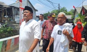 Rano Karno Cawagub DKI Jakarta Menyambangi Rumah Warga Di Daerah Lebak Bulus, Jakarta Selatan