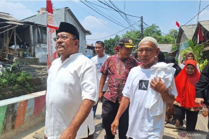 Rano Karno Cawagub DKI Jakarta Menyambangi Rumah Warga Di Daerah Lebak Bulus, Jakarta Selatan