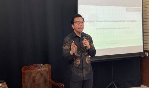 Peneliti ICW Kurnia Ramadhana saat memaparkan hasil temuan ICW terkait tren vonis pelaku korupsi sepanjang tahun 2023, di kawasan Menteng, Jakarta Pusat, Senin (14/10/2024).