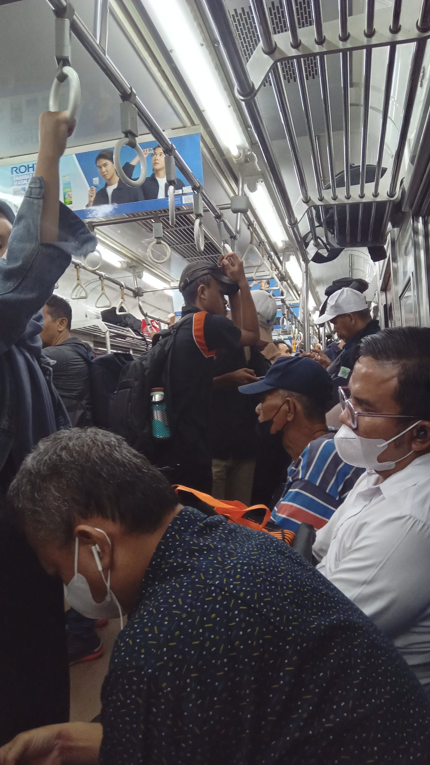 Photo Situasi Gervong KRL Comuter Line Depok - Jakarta Kota Pukul 18.00 wiib (15/10/24)