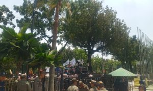 Aksi Jaringan Miskin Kota Di Depan Balaikota Jakarta