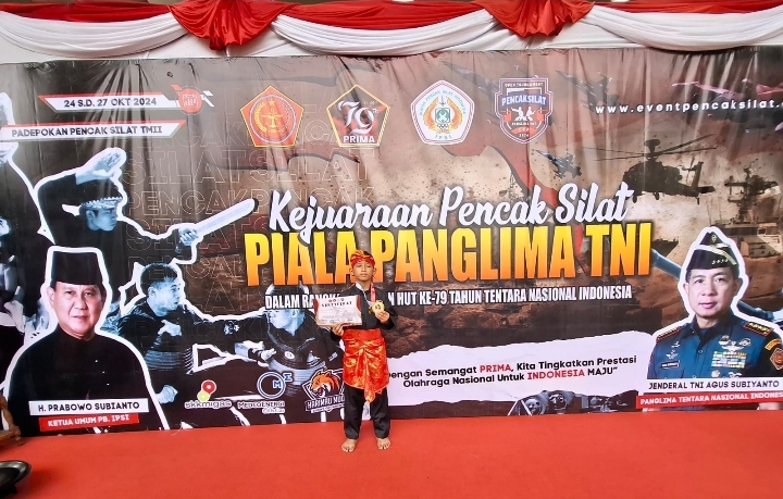 Muhammad Rasyid Peraih Mendali Emas Kejuaraan Pencak Silat Nasional Piala Panglima TNI kategori Solo Kreatif