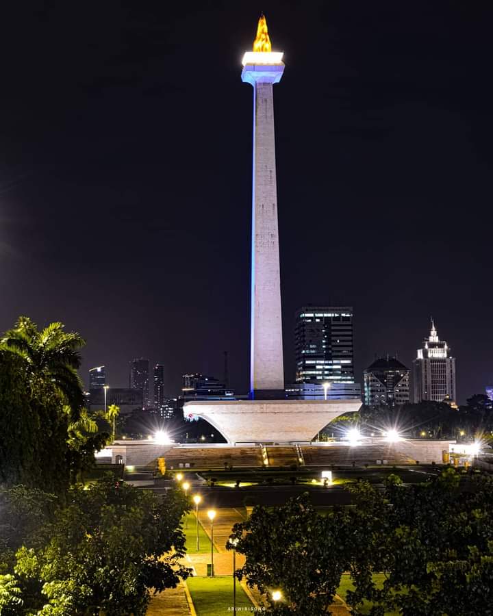 Monumen Nasional (Monas) Pada Malam Hari