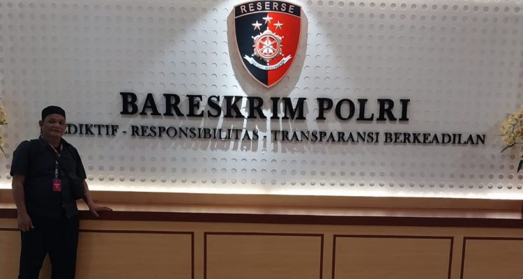 Mesran/Acang Saat Melapor Perkara Pidana Dugaan Keterangan Palsu Di Badan Reserse Kriminal (Bareskrim) Polri